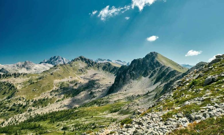 Scène étonnante d'une crête de montagne sur la Côte d'Azur.