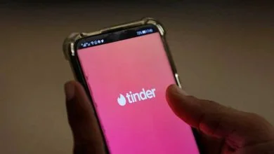 Tinder a été le pionnier du "blind dating", où les profils sont cachés jusqu'à ce qu'une correspondance conversationnelle soit établie.