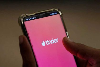 Tinder a été le pionnier du "blind dating", où les profils sont cachés jusqu'à ce qu'une correspondance conversationnelle soit établie.