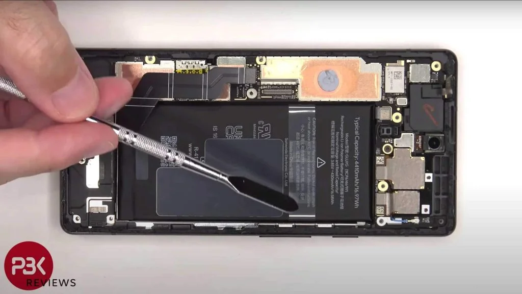 Le démontage du Pixel 6a révèle un retrait plus simple de la batterie et un arrière en polycarbonate