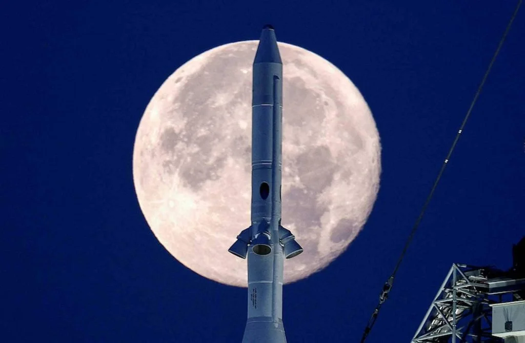 Une lune pleine de fraises est vue au Centre spatial Kennedy à Cap Canaveral, en Floride, le 15 juin 2022.