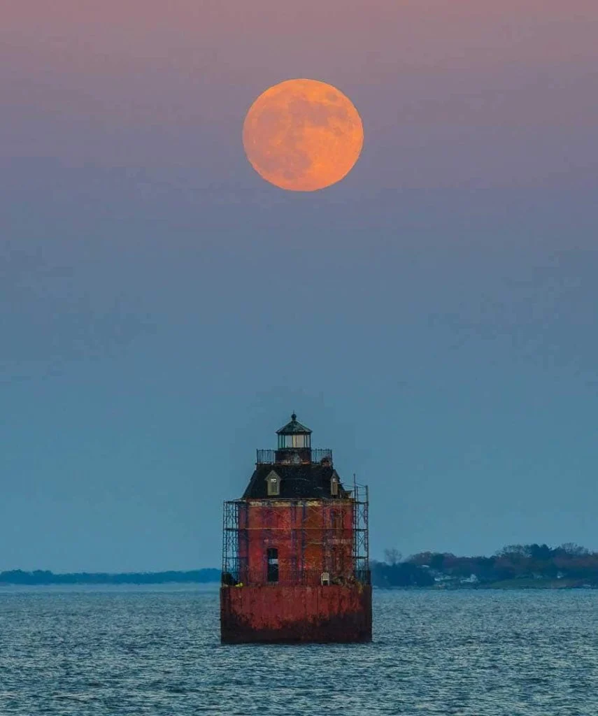 La pleine lune se lève sur le phare de Sandy Point Shoal.