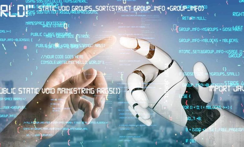Une main humaine et une main robotique se touchent, représentant la collaboration entre les humains et l'IA. En arrière-plan, des codes de programmation symbolisent l'innovation technologique au service de la création de contenu de qualité.