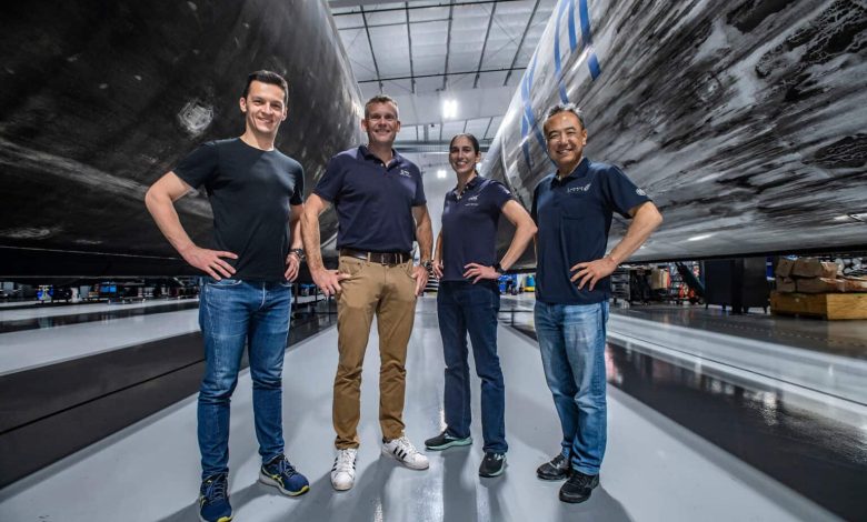 Mission Crew-7 : Konstantin Borisov, Andreas Mogensen, Jasmin Moghbeli et Satoshi Furukawa posent pour une photo dans le Hangar X de SpaceX au Centre spatial Kennedy de la NASA en Floride.