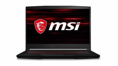 Un ordinateur portable MSI GF63 Thin avec un écran allumé montrant le logo MSI en rouge et blanc.