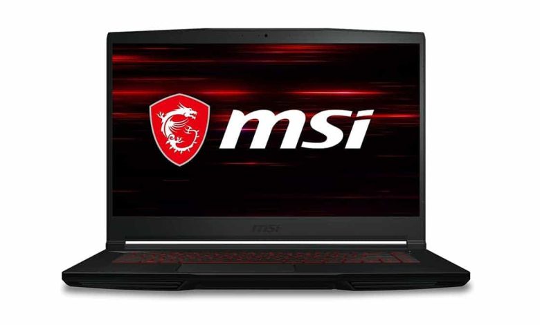 Un ordinateur portable MSI GF63 Thin avec un écran allumé montrant le logo MSI en rouge et blanc.