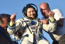 Oleg Kononenko est aidé à sortir de la capsule Soyouz MS-25 après avoir atterri au Kazakhstan, à la fin d'une mission record de 374 jours dans l'espace.