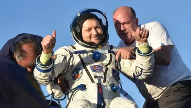 Oleg Kononenko est aidé à sortir de la capsule Soyouz MS-25 après avoir atterri au Kazakhstan, à la fin d'une mission record de 374 jours dans l'espace.