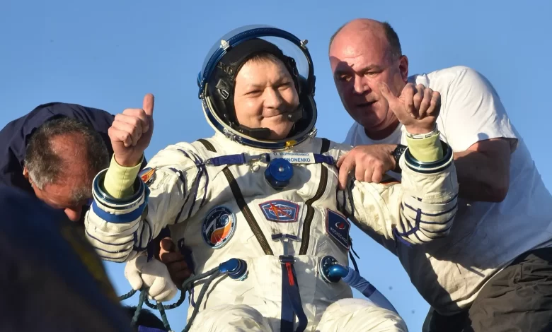 Oleg Kononenko est aidé à sortir de la capsule Soyouz MS-25 après avoir atterri au Kazakhstan, à la fin d'une mission record de 374 jours dans l'espace.