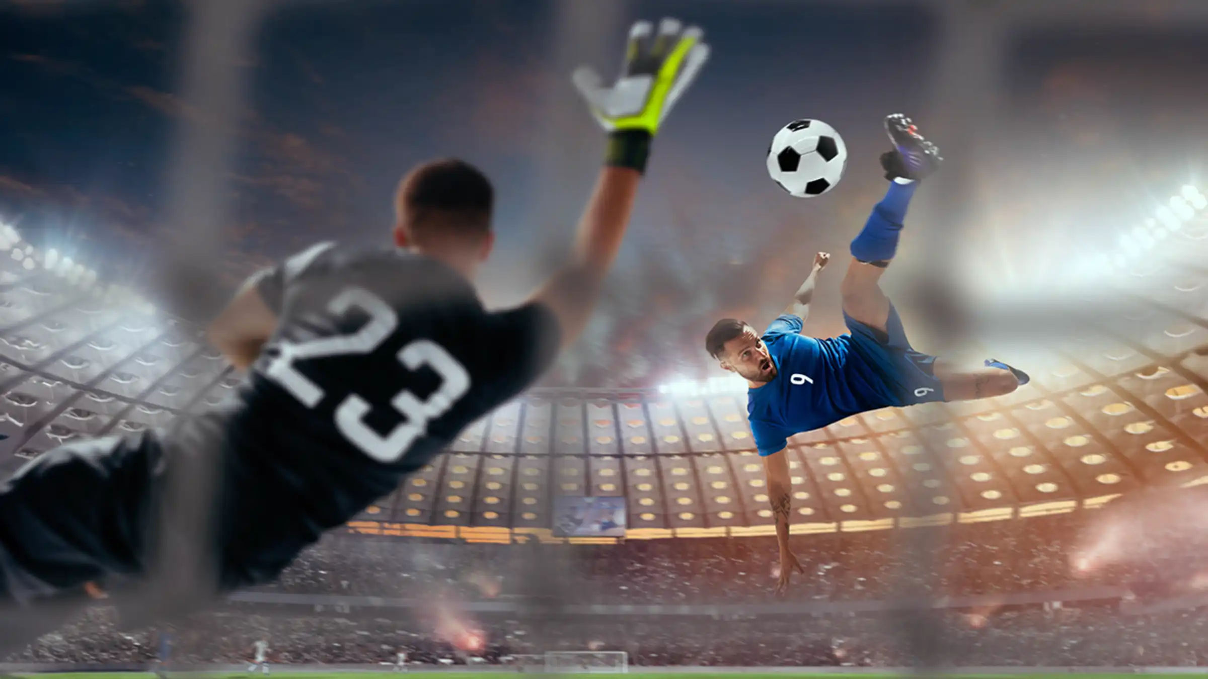 Un joueur de football en bleu effectue un retourné acrobatique face à un gardien tentant d'arrêter le ballon dans un grand stade illuminé.