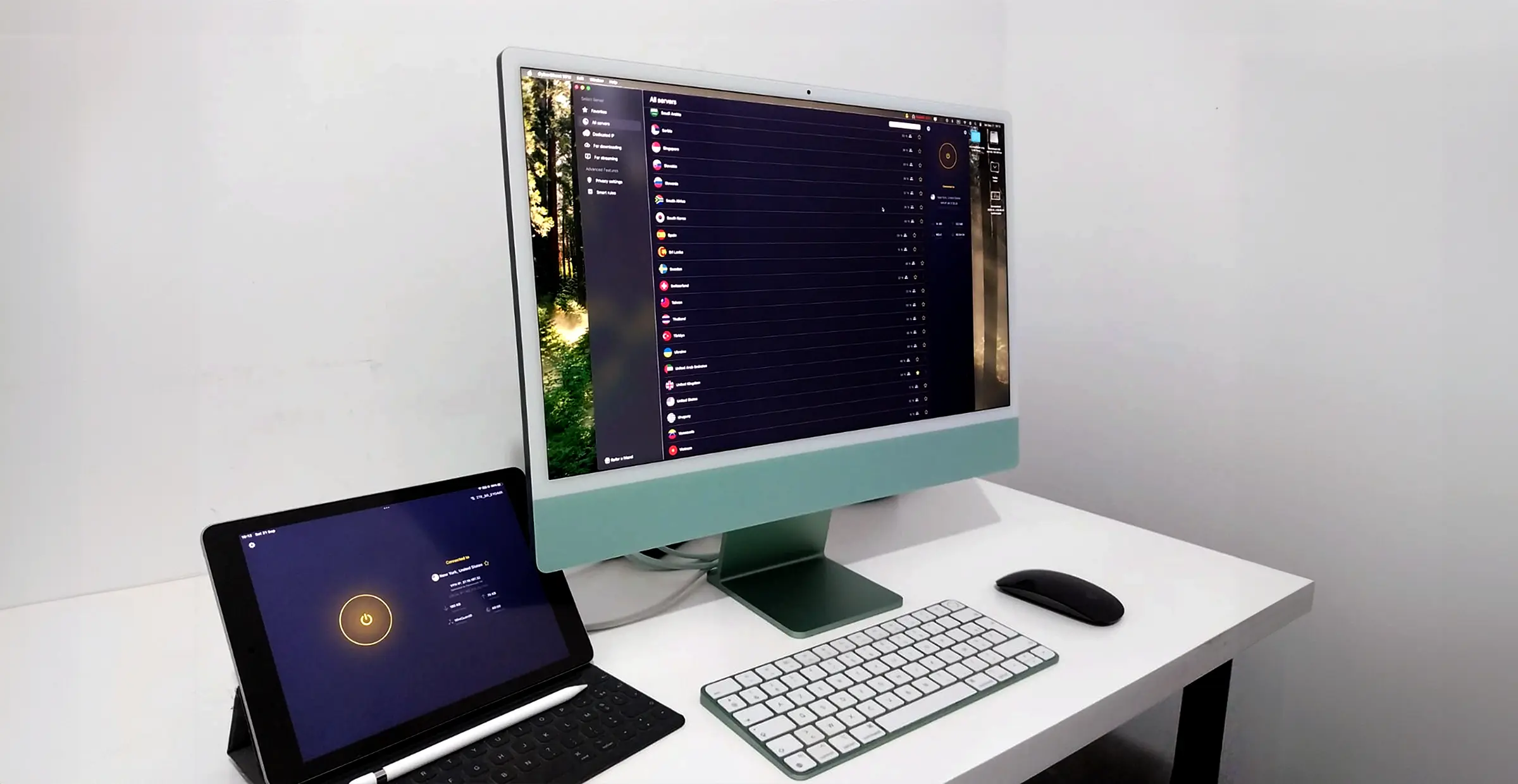 Écran d'un iMac affichant l'application CyberGhost VPN, avec un iPad Pro connecté au VPN, sur un bureau minimaliste.