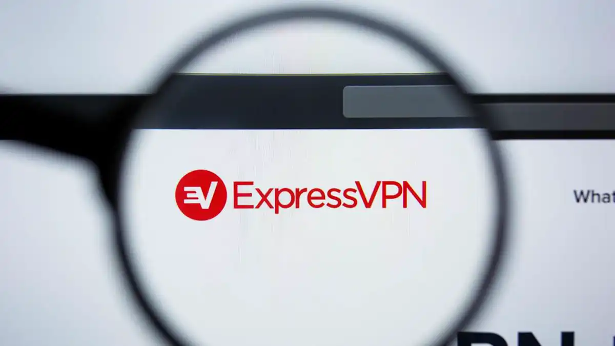 Logo d'ExpressVPN vu à travers une loupe, symbole de confidentialité et de sécurité en ligne.