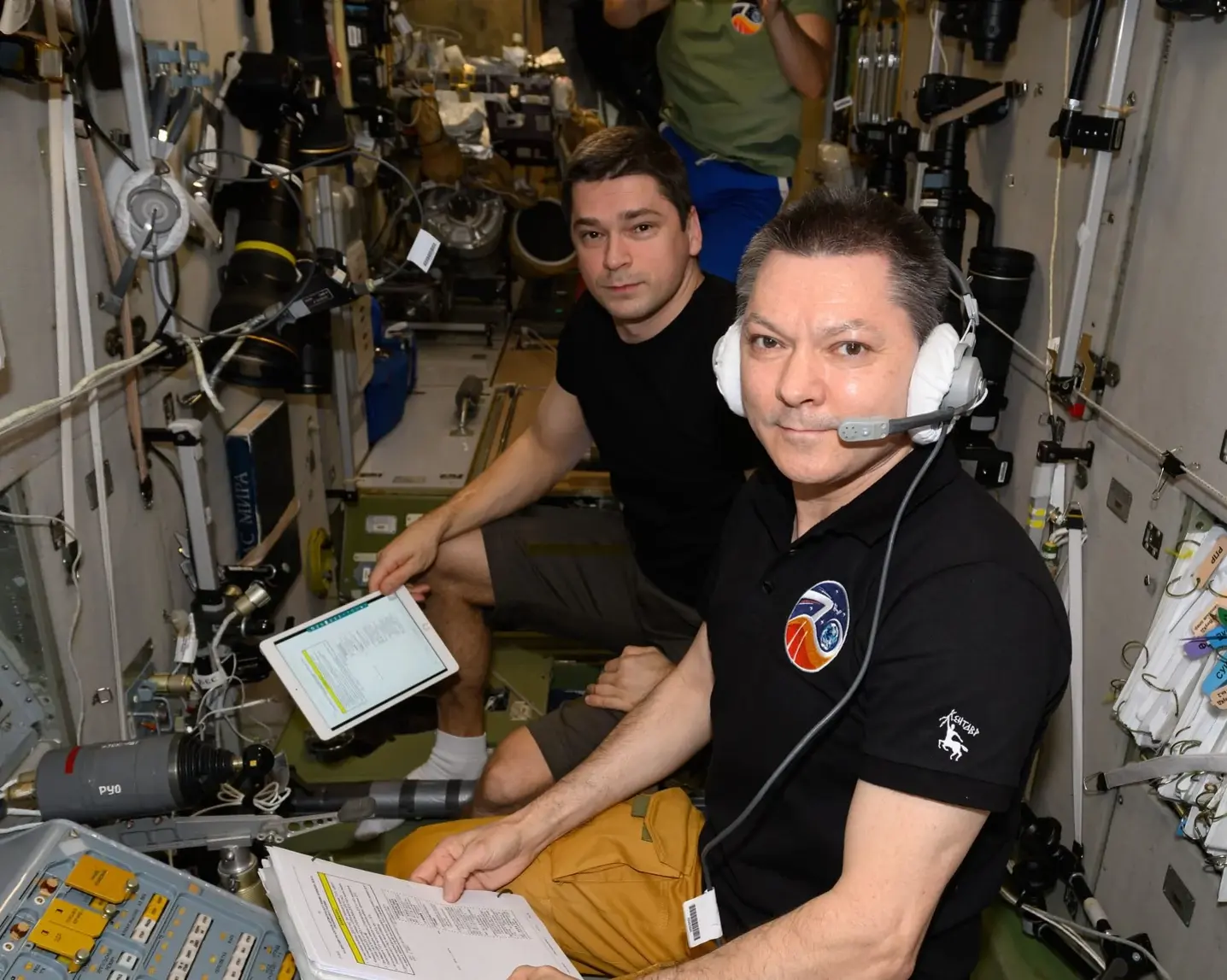 Oleg Kononenko et Nikolaï Tchoub dans l'ISS pendant leur mission record de 374 jours en orbite.