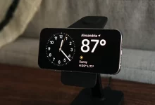 Un écran connecté iPad-like affichant l'interface d'une application météo, utilisé comme prototype pour un futur dispositif de maison intelligente d'Apple.