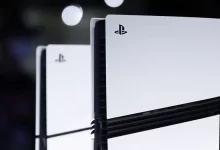 Console PlayStation 5 vue de près, avec des reflets lumineux en arrière-plan.