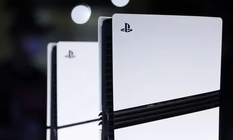 Console PlayStation 5 vue de près, avec des reflets lumineux en arrière-plan.