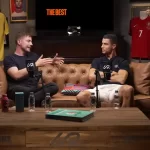 Cristiano Ronaldo et MrBeast discutant dans un cadre convivial, entourés de maillots de football et d’objets de collection, capturant leur collaboration numérique exceptionnelle.