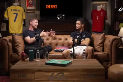 Cristiano Ronaldo et MrBeast discutant dans un cadre convivial, entourés de maillots de football et d’objets de collection, capturant leur collaboration numérique exceptionnelle.