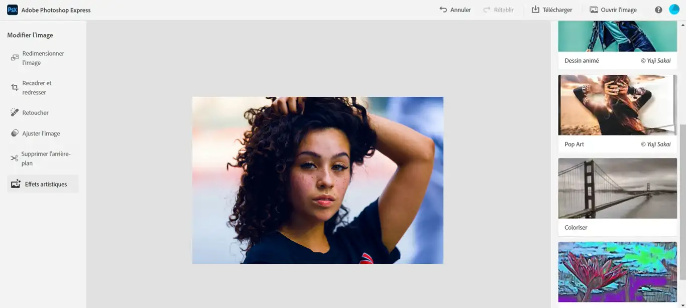 Interface d'Adobe Photoshop Express montrant une image de portrait en cours de retouche avec des options d'effets artistiques sur le côté.