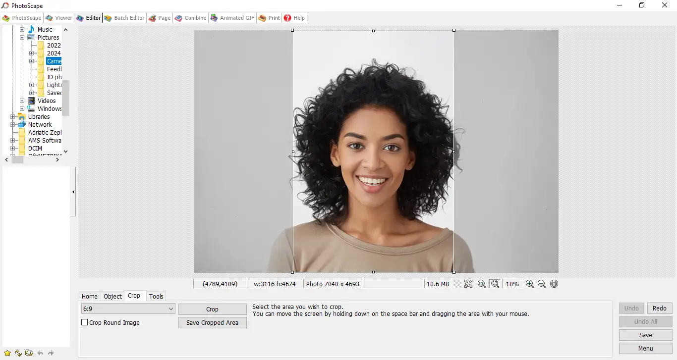 Interface de PhotoScape montrant une photo en cours de recadrage avec des outils de modification et un portrait féminin souriant.