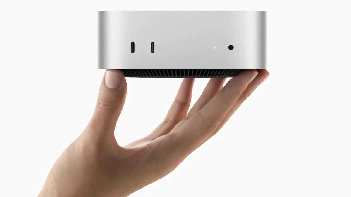 Mac Mini M4 d’Apple tenu dans une main, illustrant son design compact.