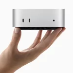 Mac Mini M4 d’Apple tenu dans une main, illustrant son design compact.