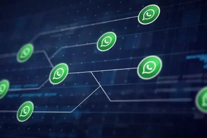 Logos de WhatsApp connectés sur un réseau numérique illustrant la sécurité et la communication.