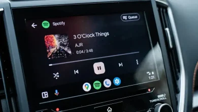 Écran d’une voiture affichant l’interface Android Auto avec Spotify en lecture, mettant en avant une navigation simplifiée et un lecteur multimédia optimisé.