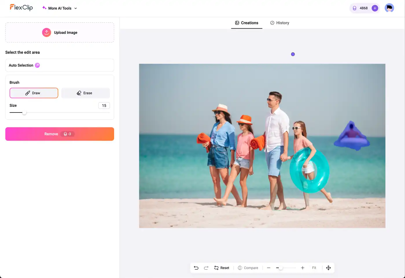 Une famille marchant sur une plage avec un objet flottant bleu en arrière-plan à supprimer, illustrant l’étape avant l’utilisation de FlexClip AI Object Remover.