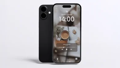 Un iPhone moderne avec un écran affichant une horloge, un lecteur de musique et un fond d’écran chaleureux, vu de face et de dos.