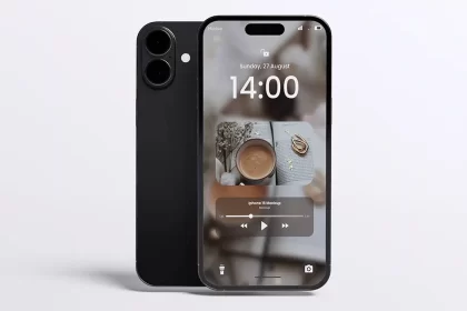 Un iPhone moderne avec un écran affichant une horloge, un lecteur de musique et un fond d’écran chaleureux, vu de face et de dos.