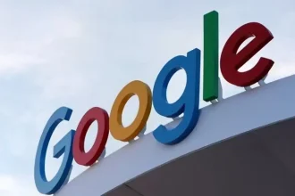 Le logo de Google en lettres colorées sur un bâtiment, symbolisant l’entreprise technologique mondiale.