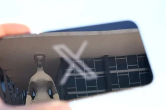 Logo de X TV reflété sur un smartphone, illustrant l’accès gratuit à des contenus en direct.