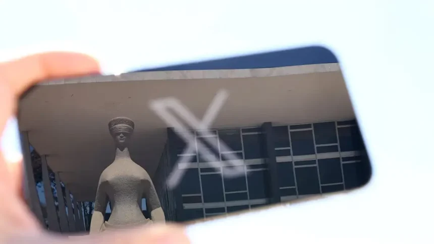 Logo de X TV reflété sur un smartphone, illustrant l’accès gratuit à des contenus en direct.