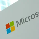 Logo de Microsoft sur un fond clair, illustrant la marque et son engagement dans l'éducation technologique.