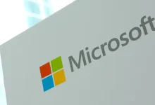 Logo de Microsoft sur un fond clair, illustrant la marque et son engagement dans l'éducation technologique.