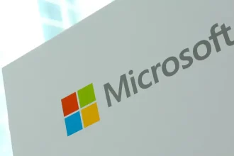 Logo de Microsoft sur un fond clair, illustrant la marque et son engagement dans l'éducation technologique.