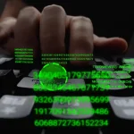 Clavier d'ordinateur utilisé par un cybercriminel avec des données numériques affichées en vert, symbolisant une cyberattaque.