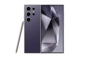 Vue de face et de dos du Samsung Galaxy S24 Ultra en finition titanium violet, avec le S Pen en appui, illustrant son design haut de gamme.