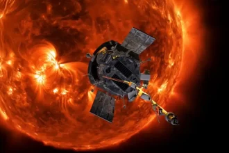 La sonde Parker de la NASA s’approchant de la surface du Soleil, capturée sur fond d’éruptions solaires intenses.