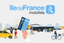 Un utilisateur tient une carte Navigo Île-de-France Mobilités devant des bus, vélos et voitures électriques, symbolisant les solutions de transport intermodal en Île-de-France.