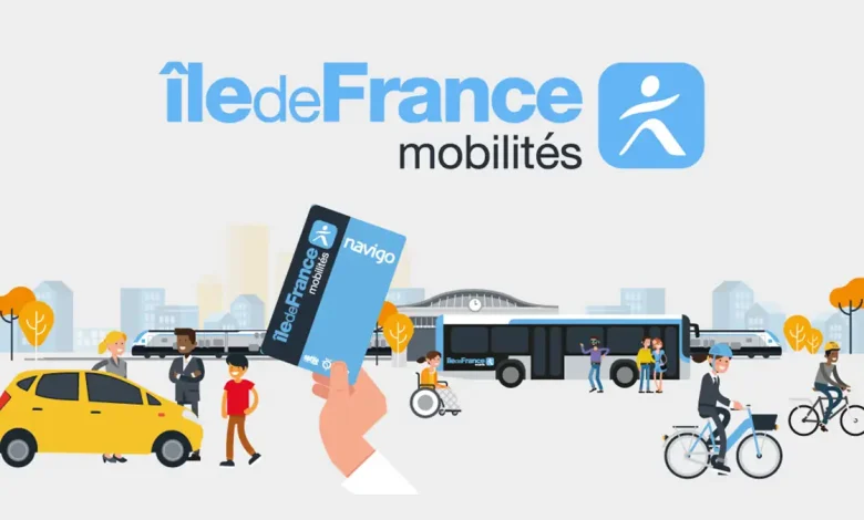 Un utilisateur tient une carte Navigo Île-de-France Mobilités devant des bus, vélos et voitures électriques, symbolisant les solutions de transport intermodal en Île-de-France.