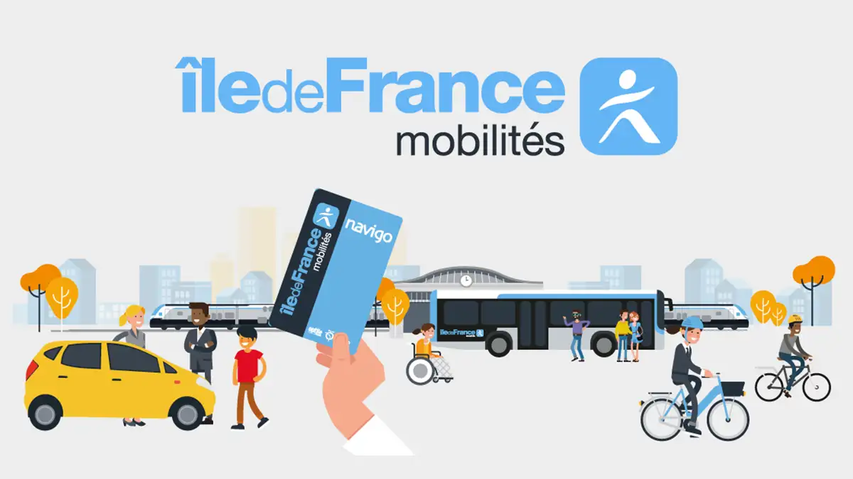 Un utilisateur tient une carte Navigo Île-de-France Mobilités devant des bus, vélos et voitures électriques, symbolisant les solutions de transport intermodal en Île-de-France.