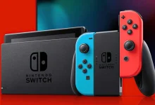 Deux consoles Nintendo Switch, une avec Joy-Con colorés et une avec Joy-Con gris, illustrant la diversité du modèle.