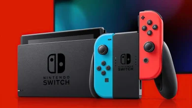 Deux consoles Nintendo Switch, une avec Joy-Con colorés et une avec Joy-Con gris, illustrant la diversité du modèle.