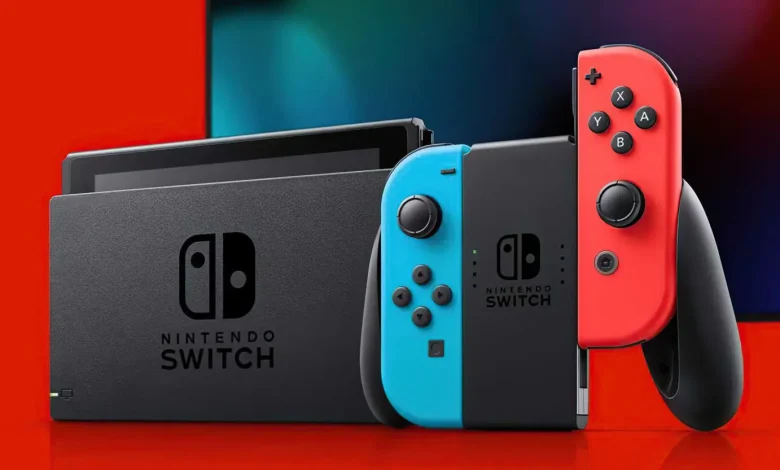 Deux consoles Nintendo Switch, une avec Joy-Con colorés et une avec Joy-Con gris, illustrant la diversité du modèle.