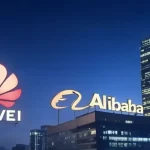 Logos d'Alibaba et Huawei affichés sur un écran, symboles de la technologie chinoise.