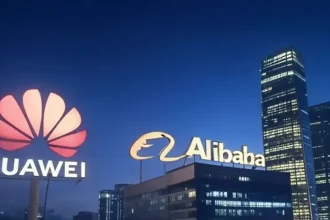 Logos d'Alibaba et Huawei affichés sur un écran, symboles de la technologie chinoise.