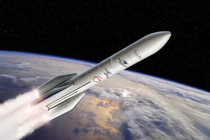 Fusée Ariane 6 en phase de décollage, illustration du lanceur européen dans l'espace.