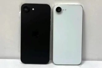 Comparaison dos iPhone SE (gauche) et maquette supposée iPhone SE 4 (droite), montrant un capteur photo unique.